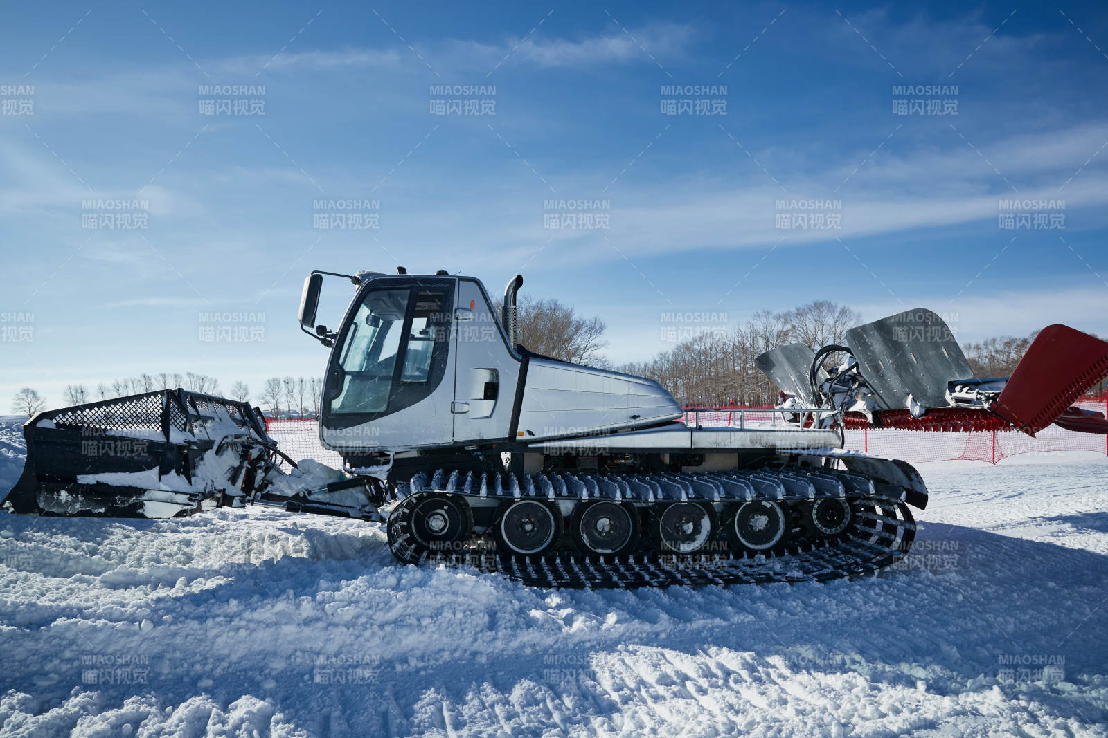 正在滑雪场工作的压雪车