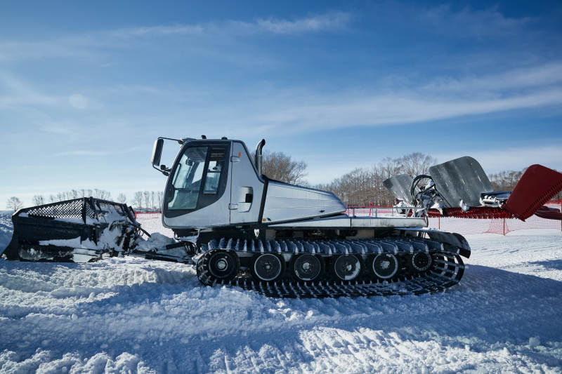 正在滑雪场工作的压雪车