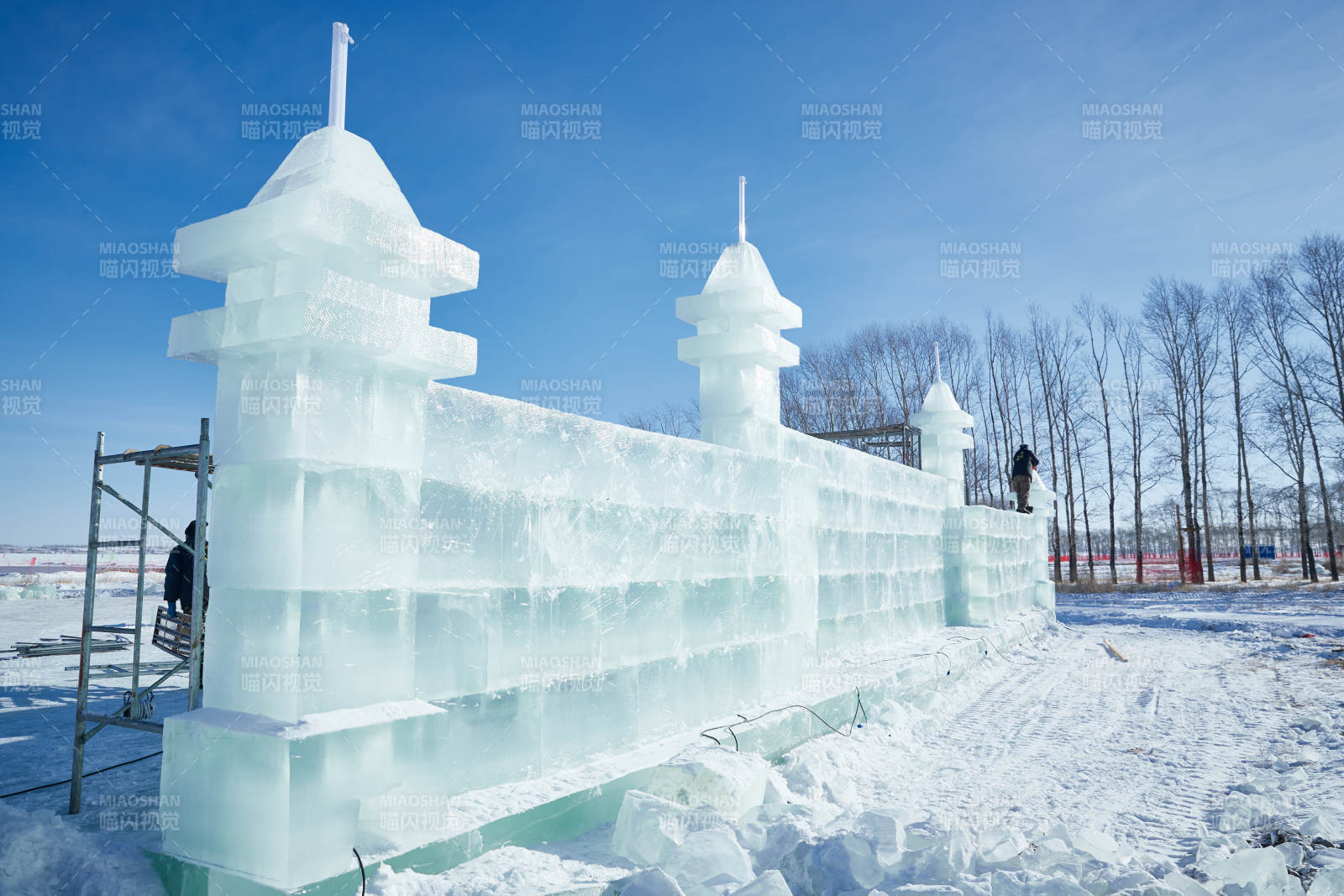 张家口沽源县天鹅湖景区冰雕雕刻现场