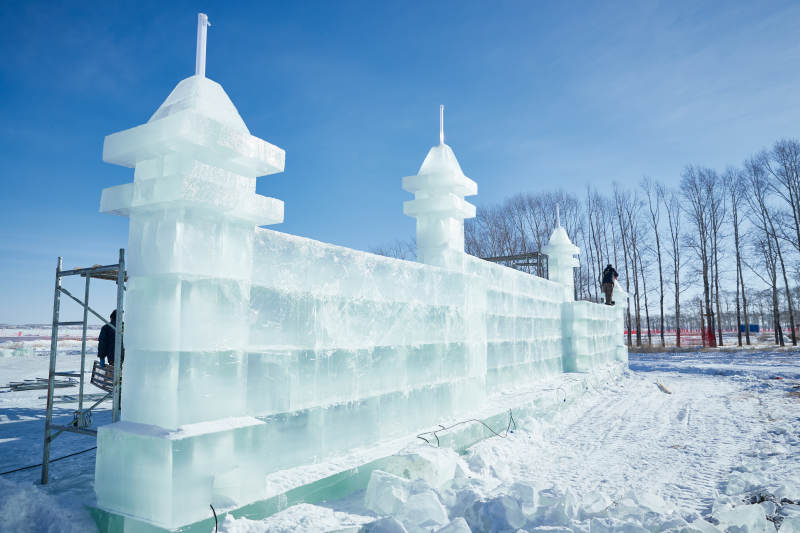 张家口沽源县天鹅湖景区冰雕雕刻现场