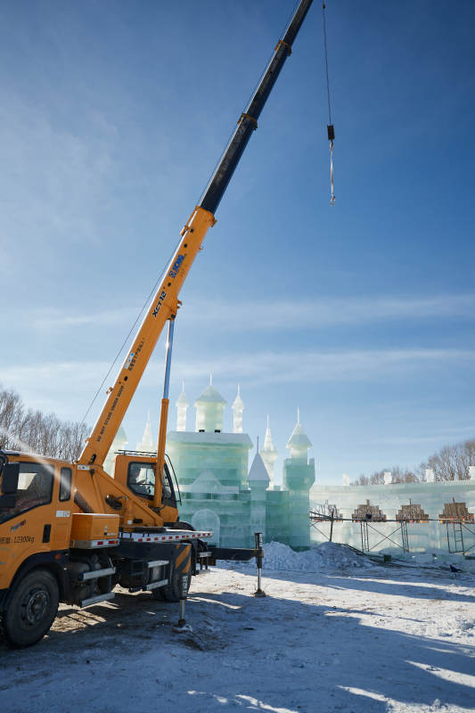 张家口沽源县天鹅湖景区冰雕雕刻现场