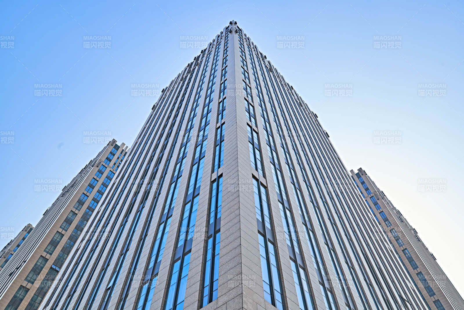 仰视现代建筑办公楼和局部景观