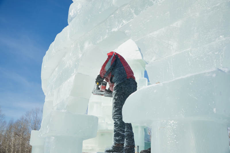 张家口沽源县天鹅湖景区冰雕雕刻现场