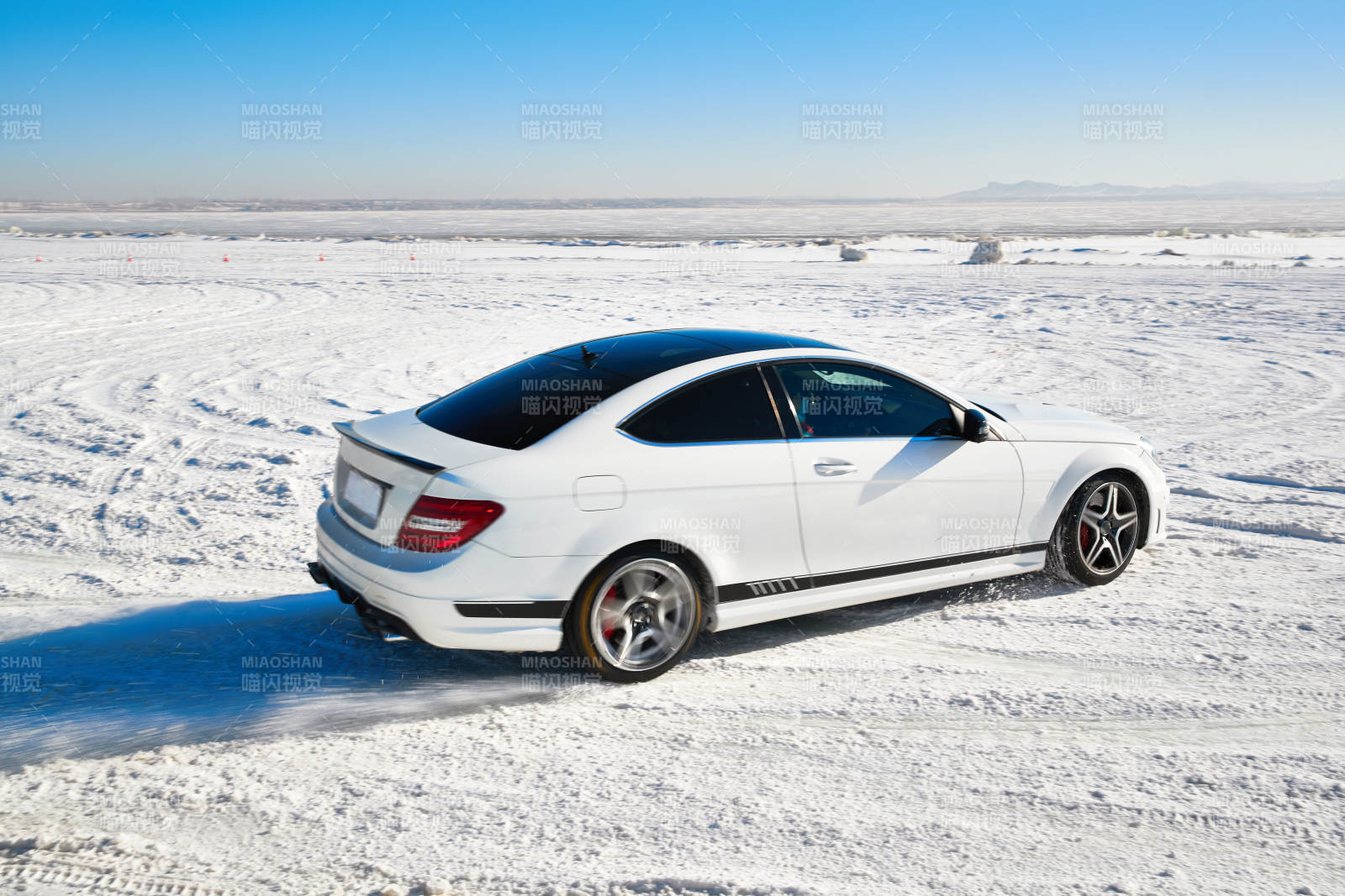 在冰冻的湖面进行的汽车冰上漂移赛