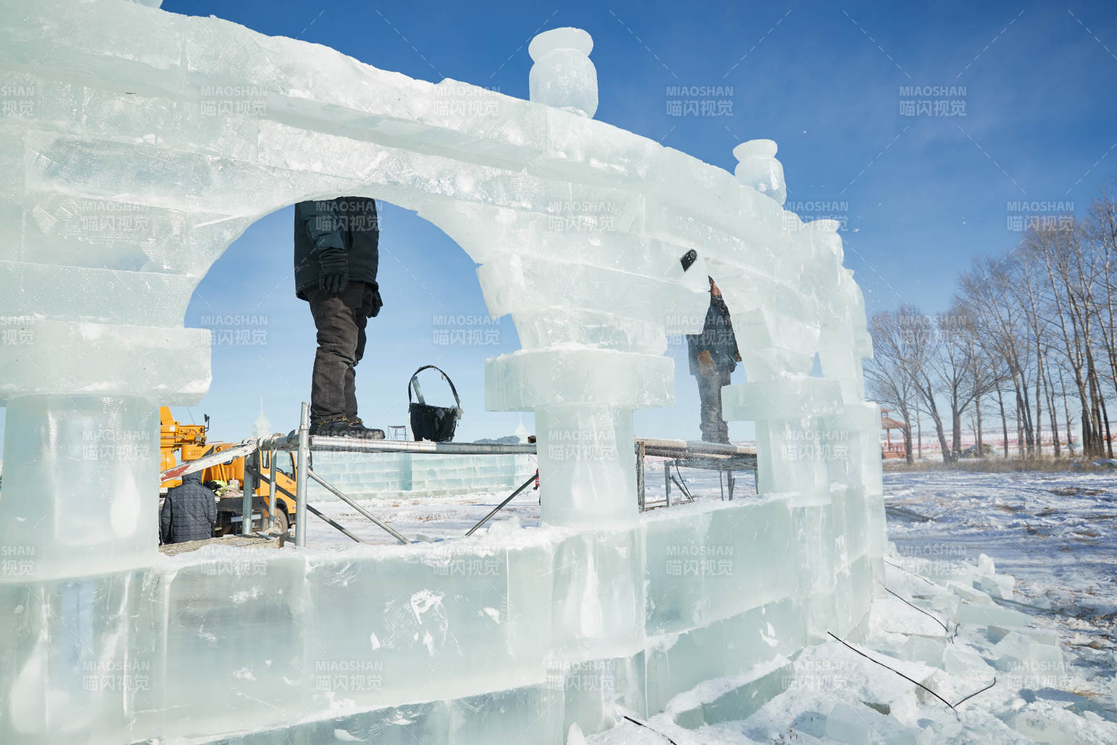 张家口沽源县天鹅湖景区冰雕雕刻现场