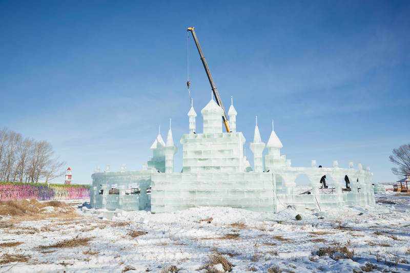 张家口沽源县天鹅湖景区冰雕雕刻现场