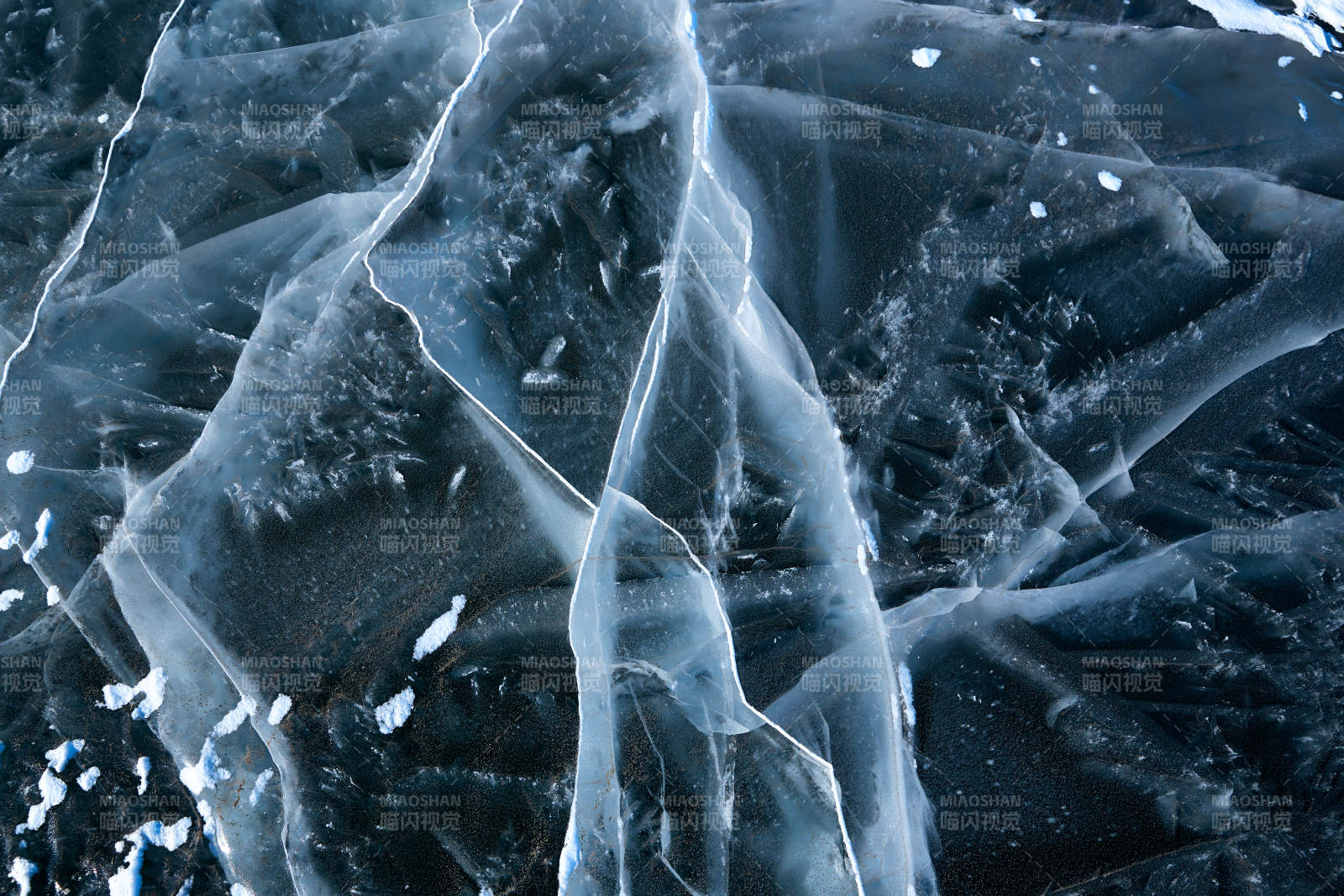 冬天冻结的湖面冰层花纹