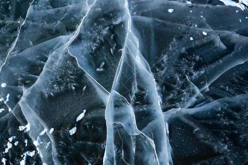 冬天冻结的湖面冰层花纹