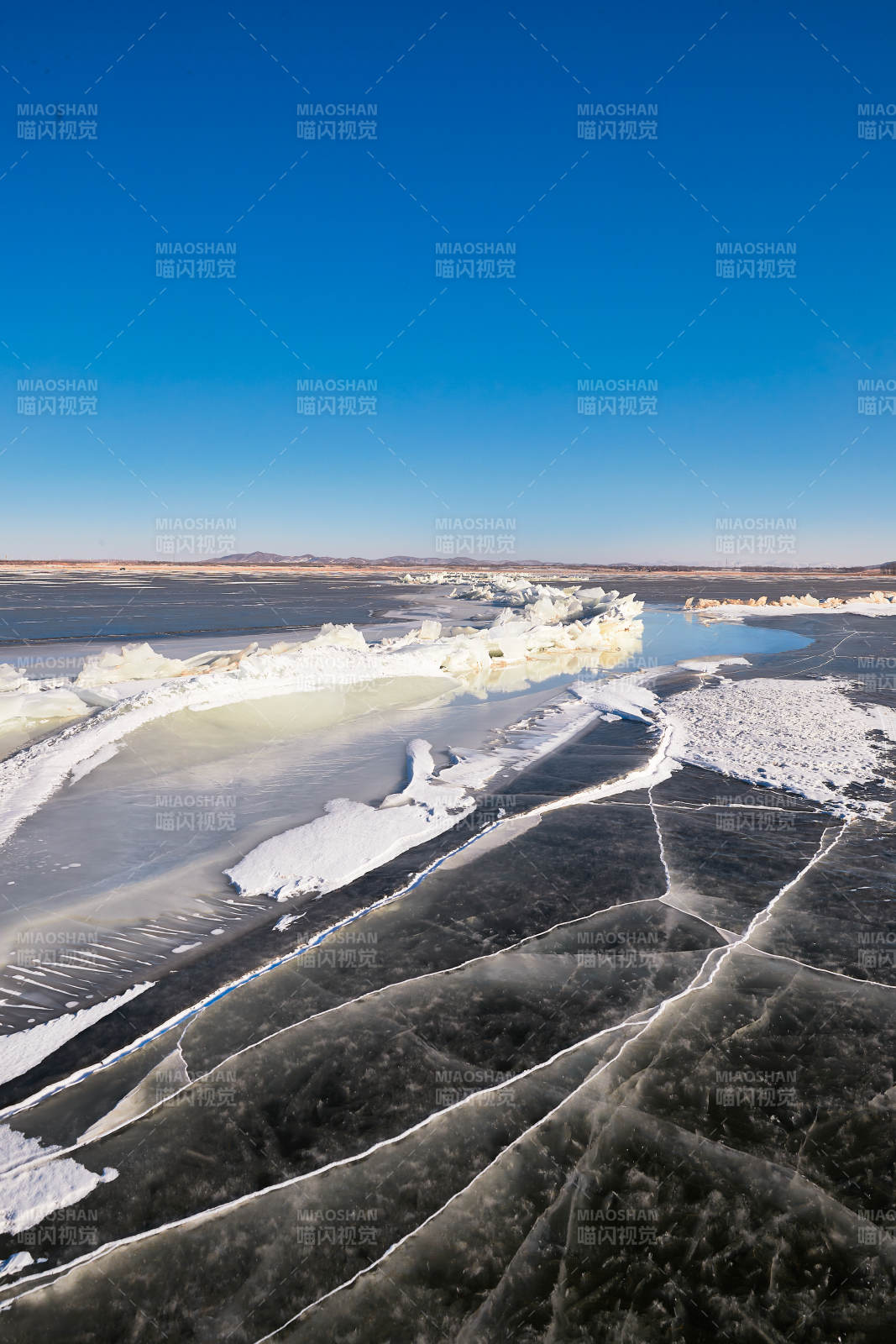 中国河北省张家口沽源县库伦淖冬季湖面冰裂景观