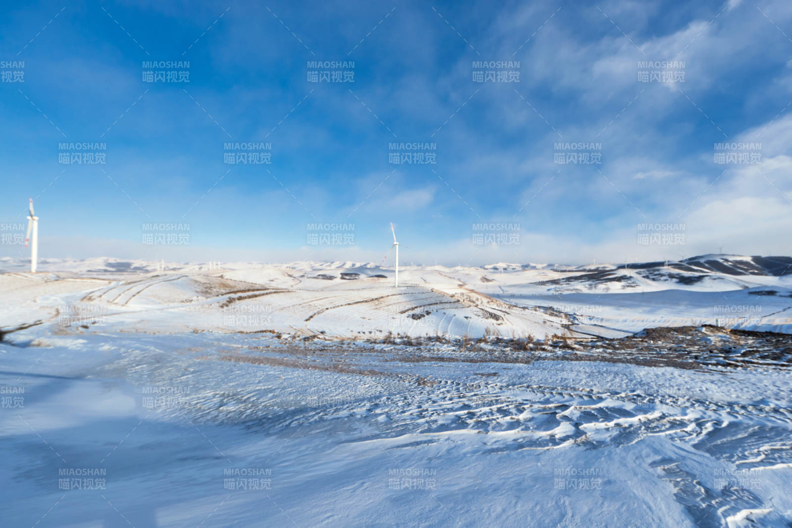 中国河北省张家口地区冬季草原天路景色