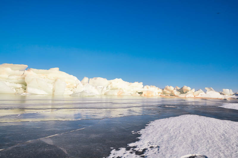 中国河北省张家口沽源县库伦淖冬季湖面冰裂景观