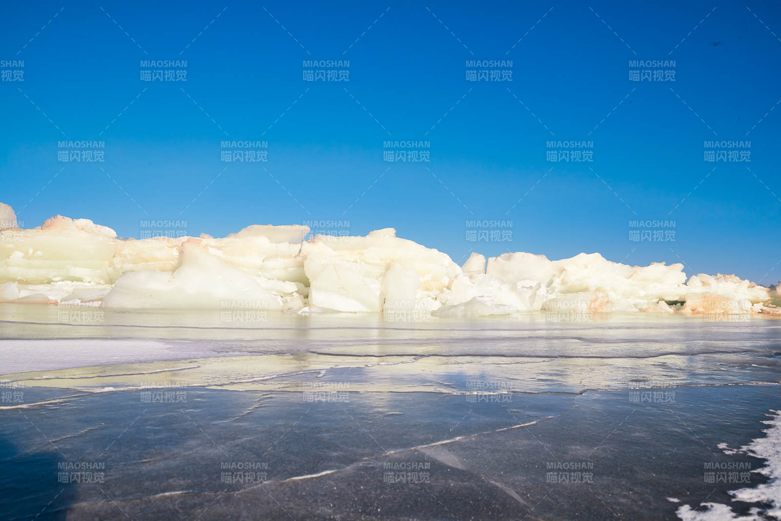 中国河北省张家口沽源县库伦淖冬季湖面冰裂景观