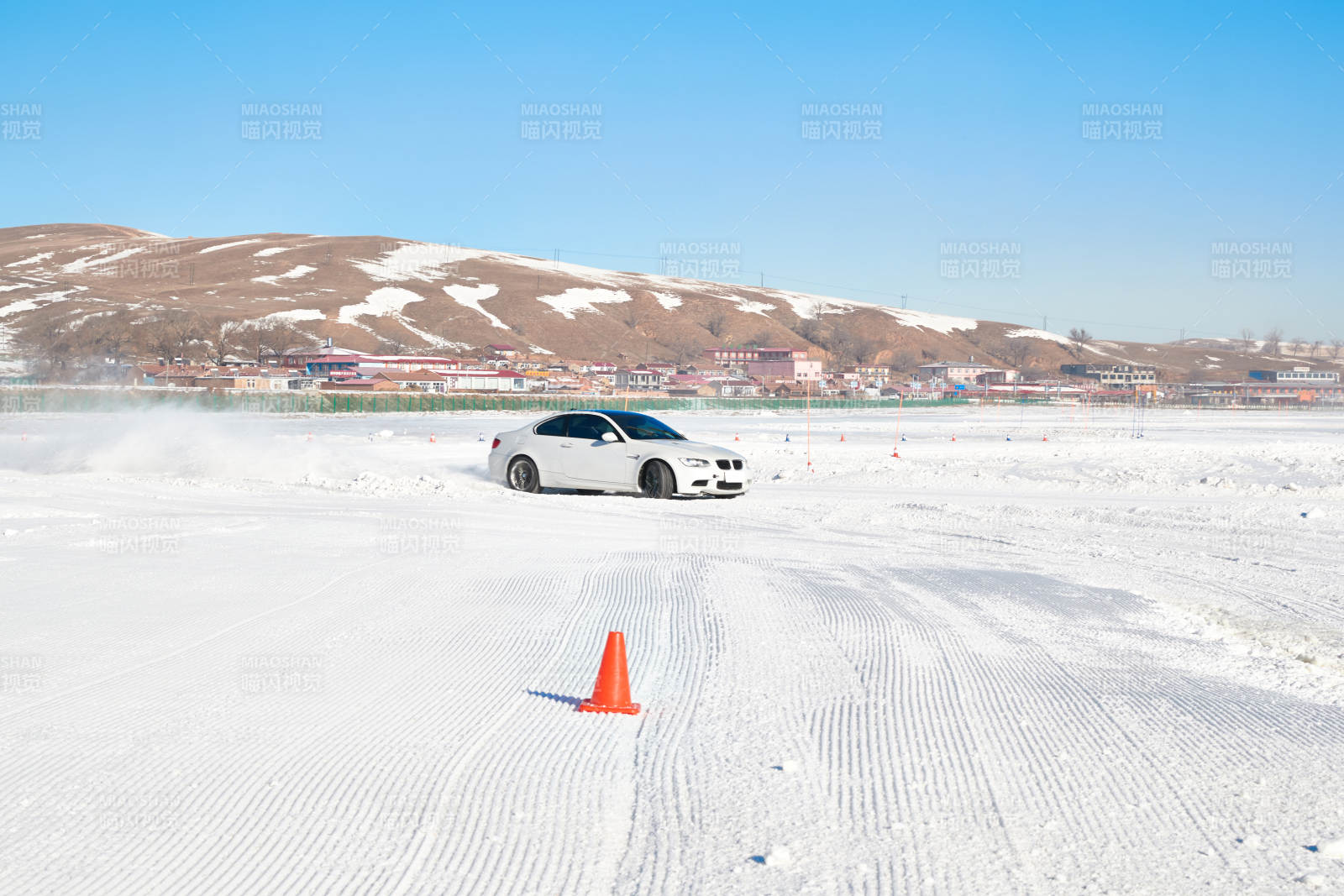 在冰冻的湖面进行的汽车冰上漂移赛