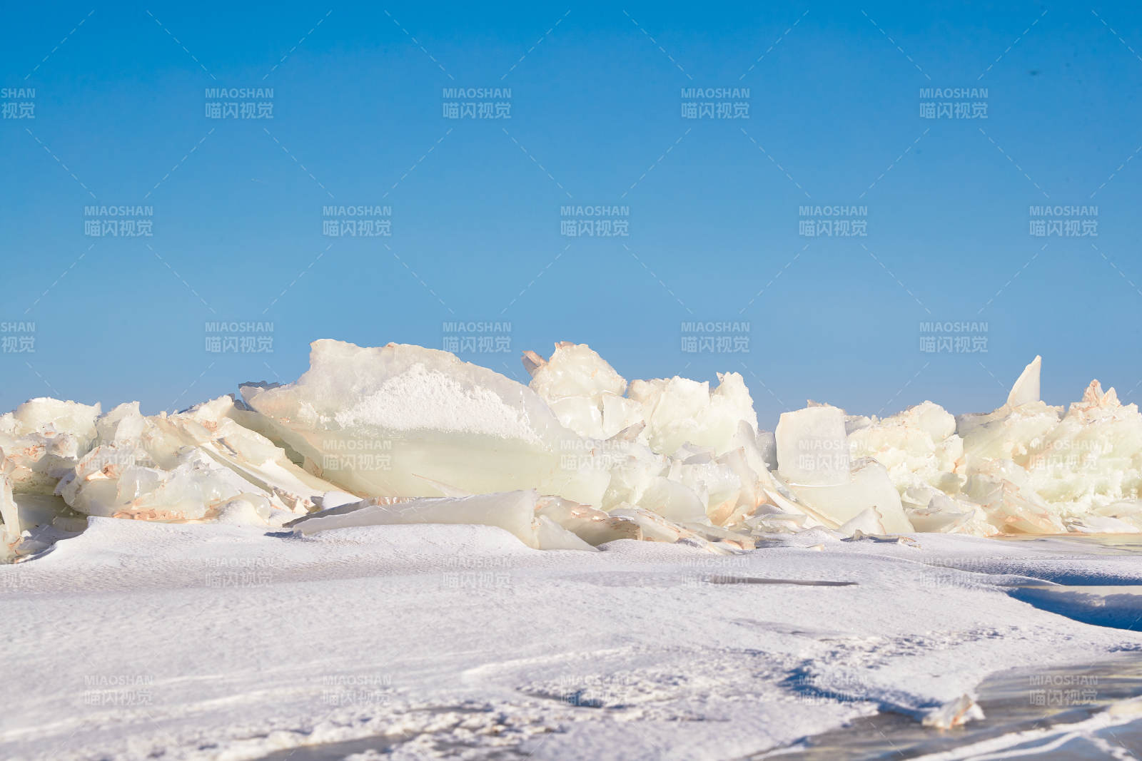 中国河北省张家口沽源县库伦淖冬季湖面冰裂景观