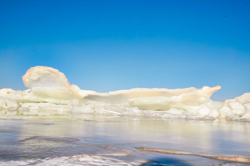 中国河北省张家口沽源县库伦淖冬季湖面冰裂景观