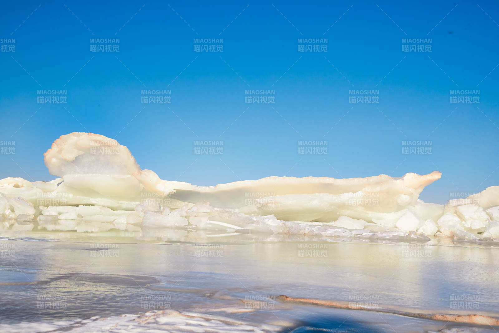 中国河北省张家口沽源县库伦淖冬季湖面冰裂景观