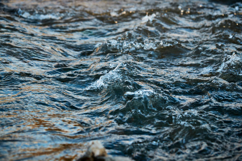 顺流而下的无名小河