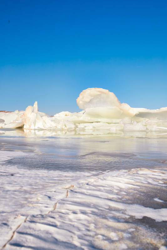 中国河北省张家口沽源县库伦淖冬季湖面冰裂景观