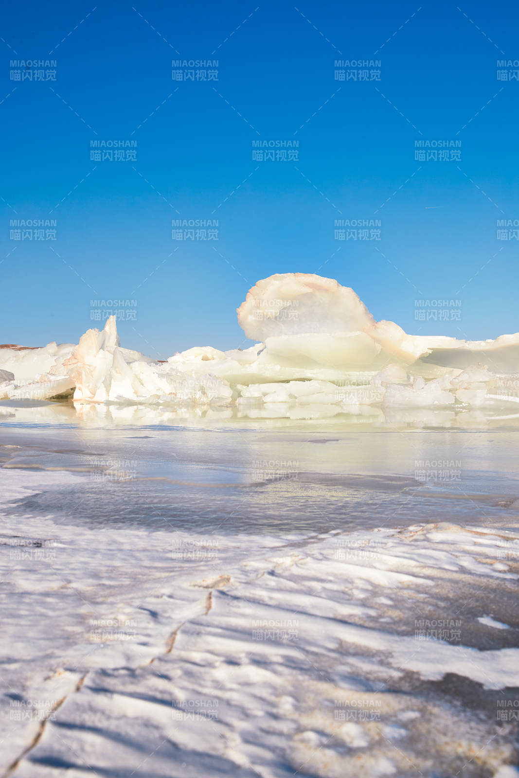 中国河北省张家口沽源县库伦淖冬季湖面冰裂景观