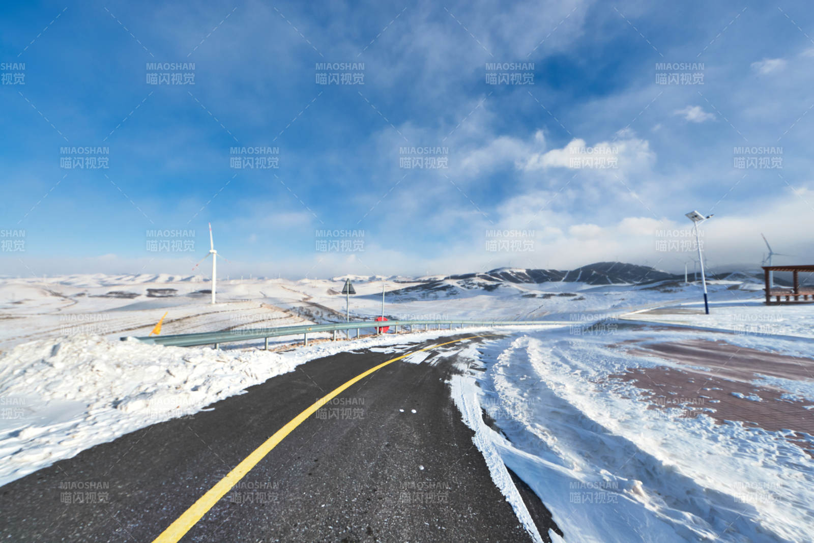 中国河北省张家口地区冬季草原天路景色