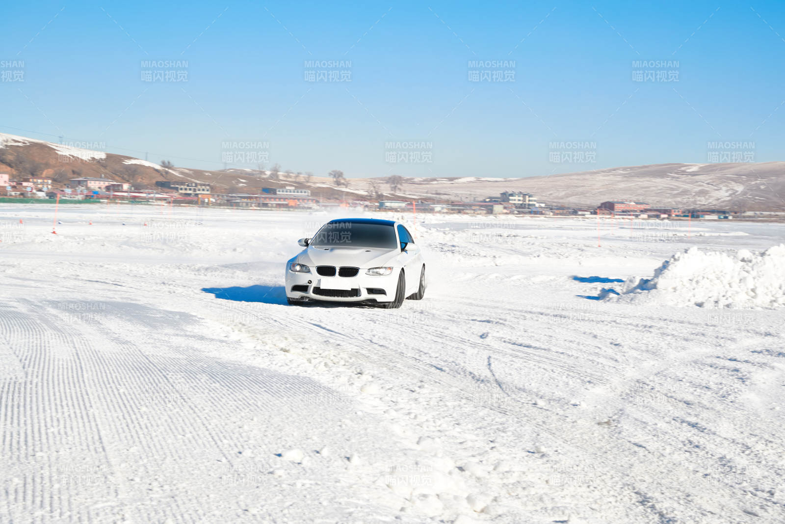 在冰冻的湖面进行的汽车冰上漂移赛