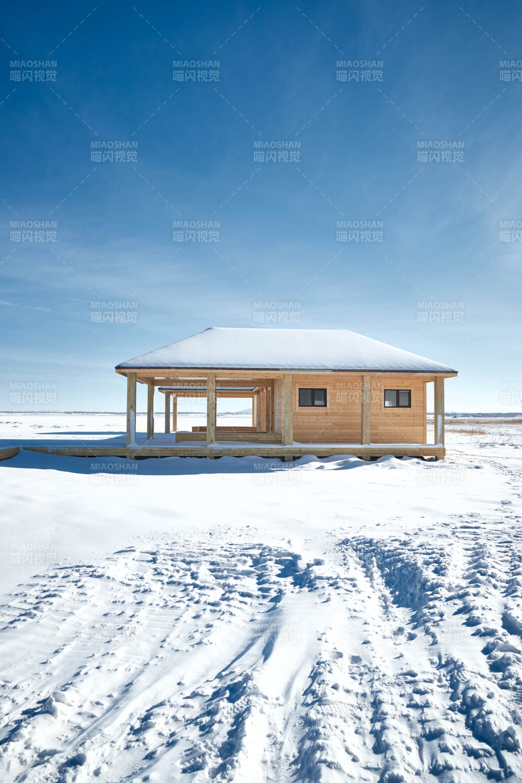 大雪过后的户外木屋