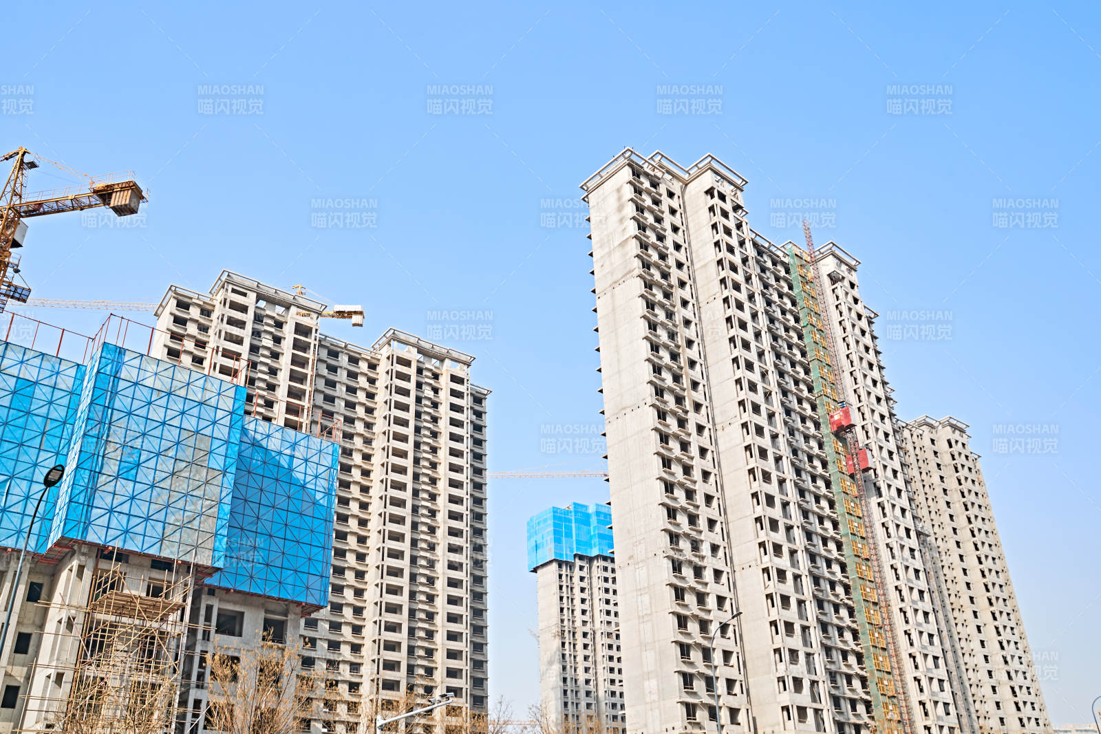 仰视现代建筑办公楼和局部景观