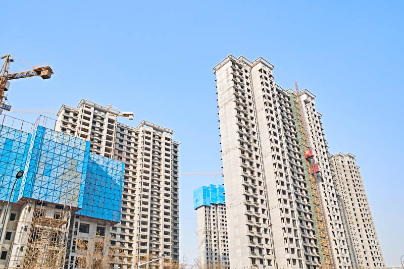 仰视现代建筑办公楼和局部景观