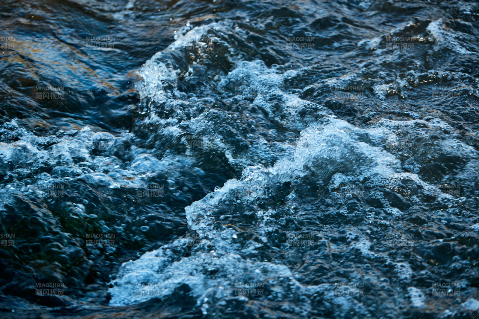 顺流而下的无名小河
