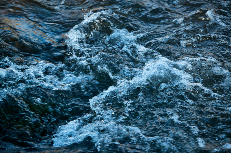 顺流而下的无名小河