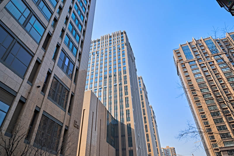 仰视现代建筑办公楼和局部景观