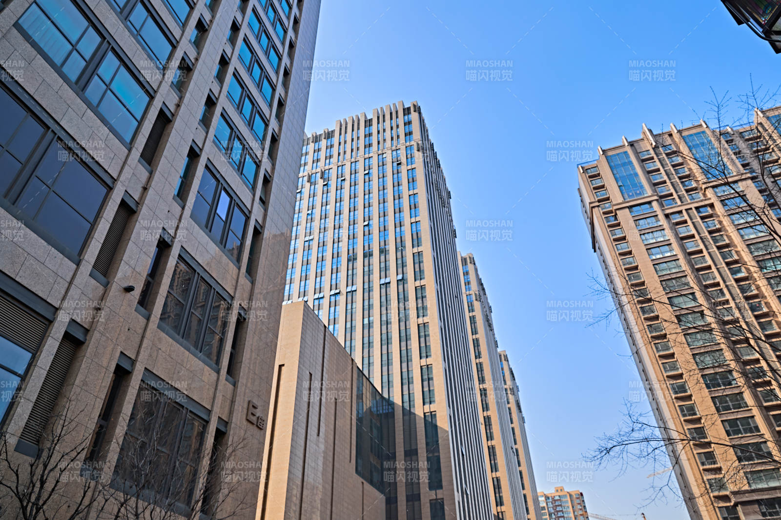 仰视现代建筑办公楼和局部景观