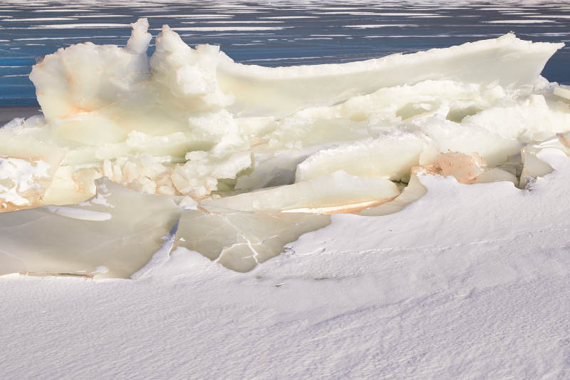 中国河北省张家口沽源县库伦淖冬季湖面冰裂景观