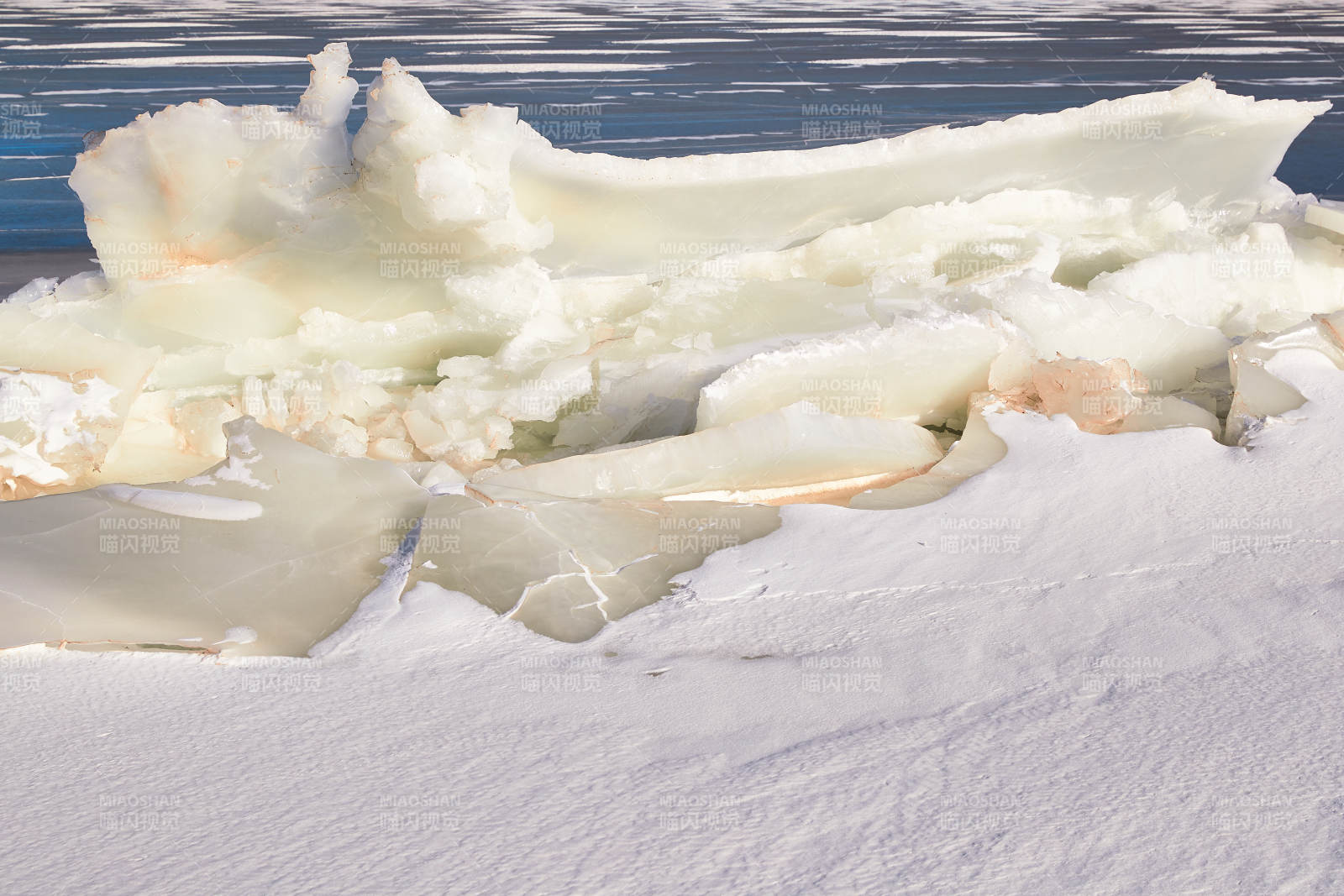 中国河北省张家口沽源县库伦淖冬季湖面冰裂景观