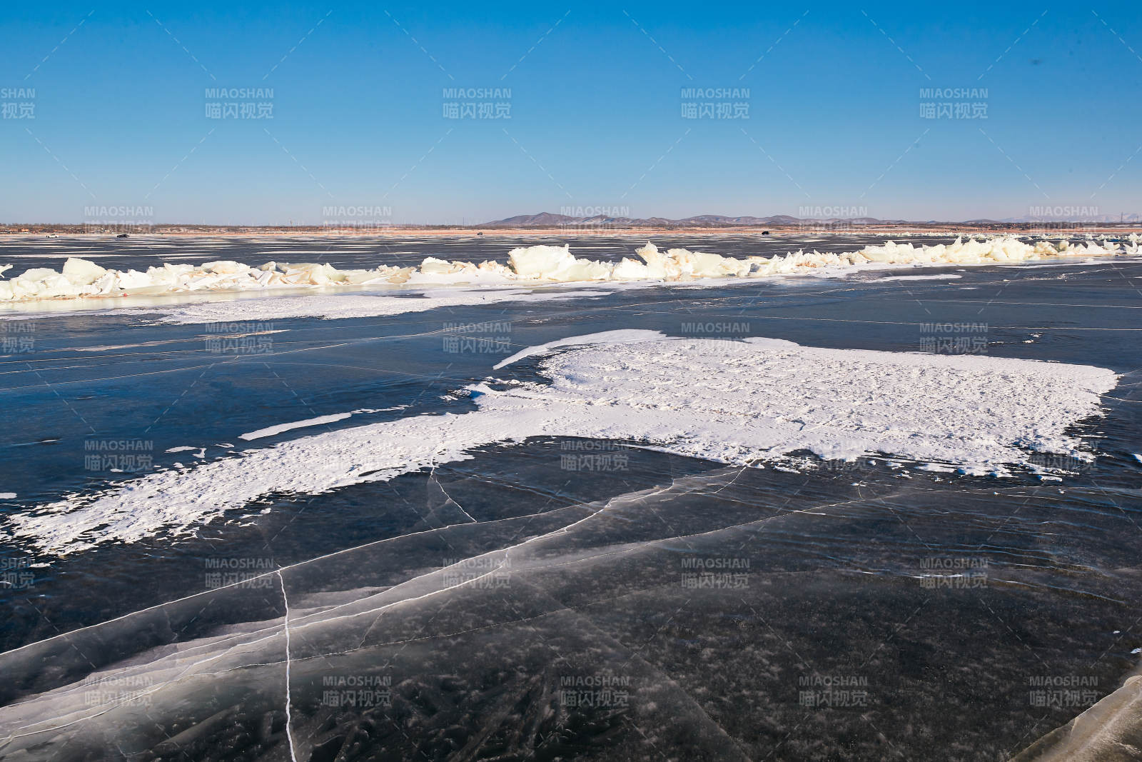 中国河北省张家口沽源县库伦淖冬季湖面冰裂景观