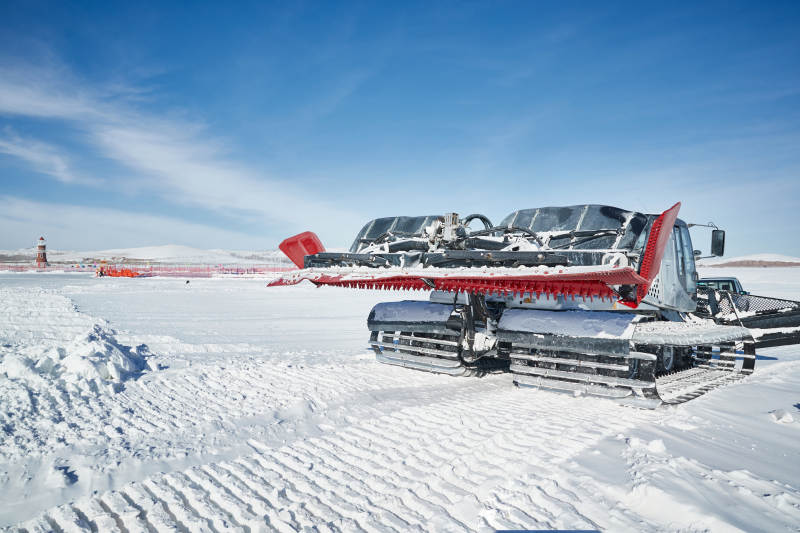 正在滑雪场工作的压雪车