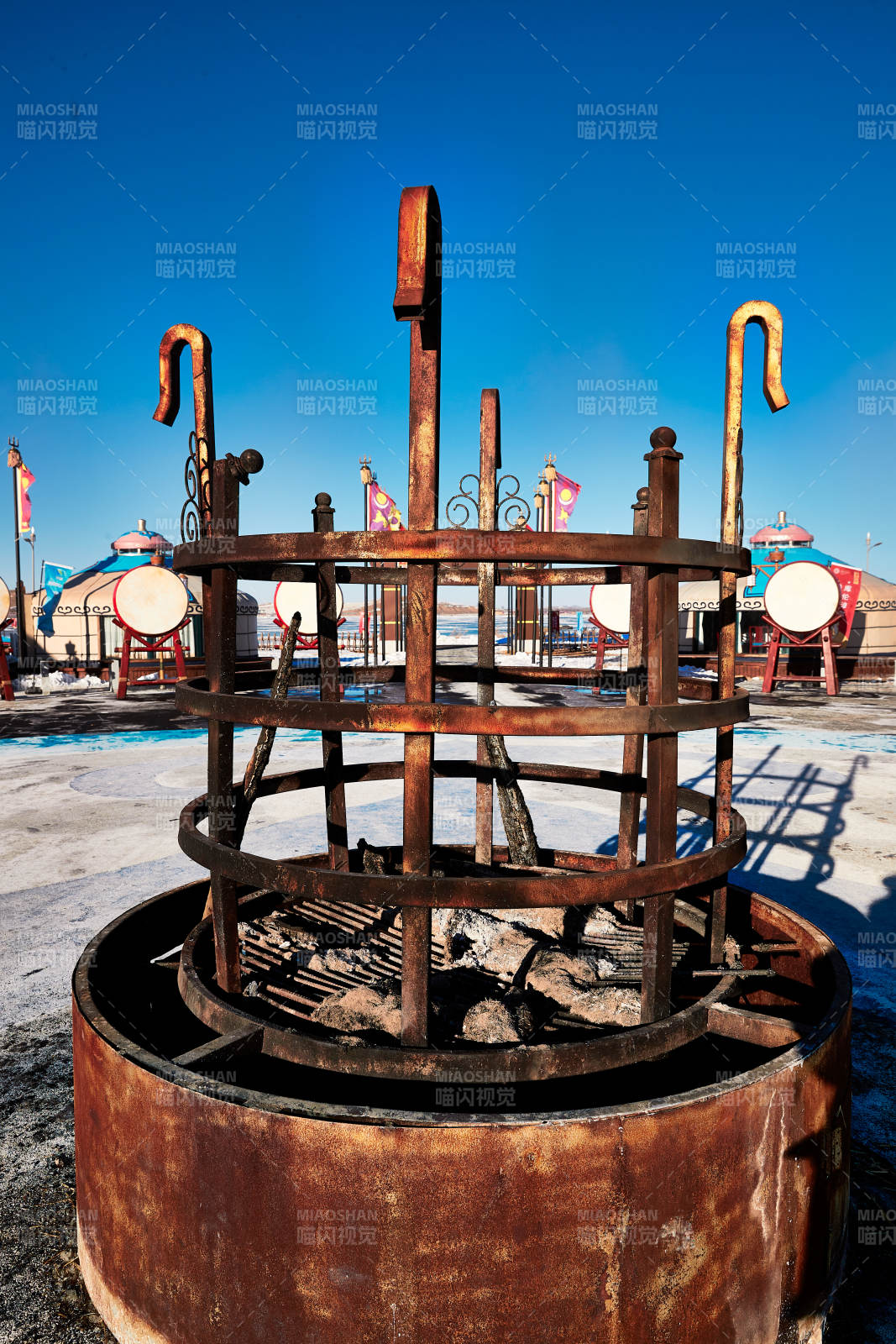 广场上的篝火支架