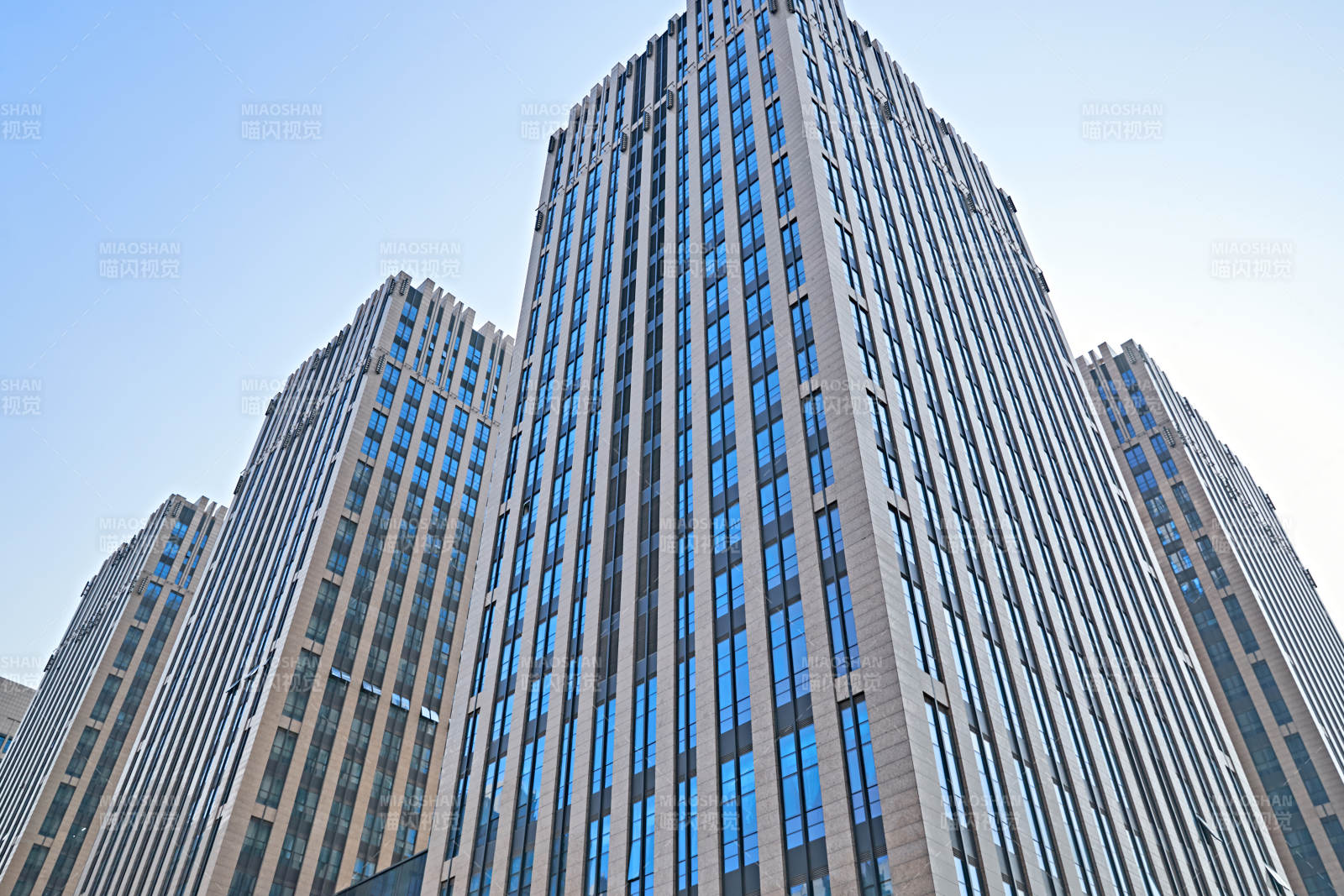 仰视现代建筑办公楼和局部景观