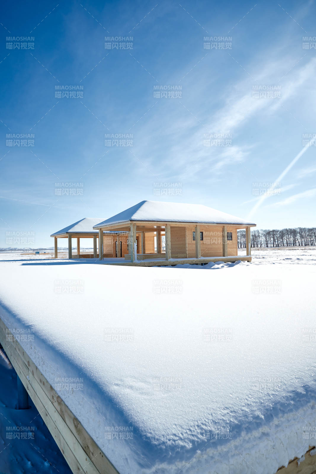 大雪过后的户外木屋