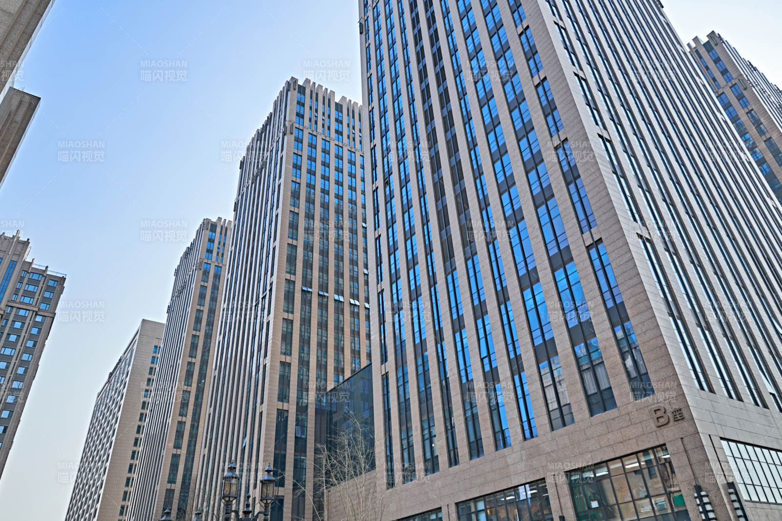 仰视现代建筑办公楼和局部景观