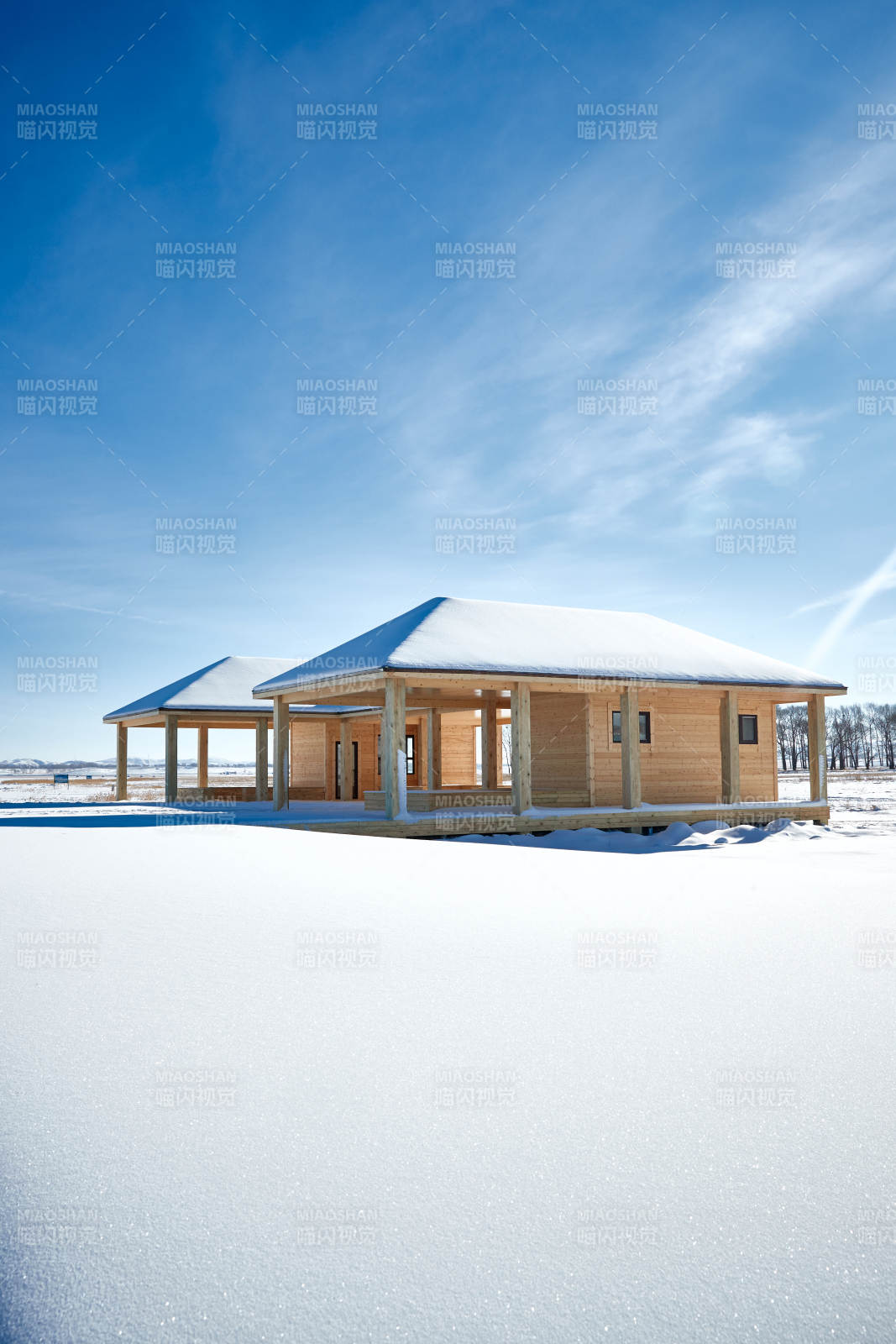 大雪过后的户外木屋