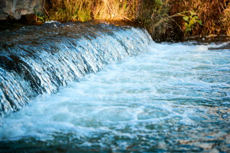 顺流而下的无名小河