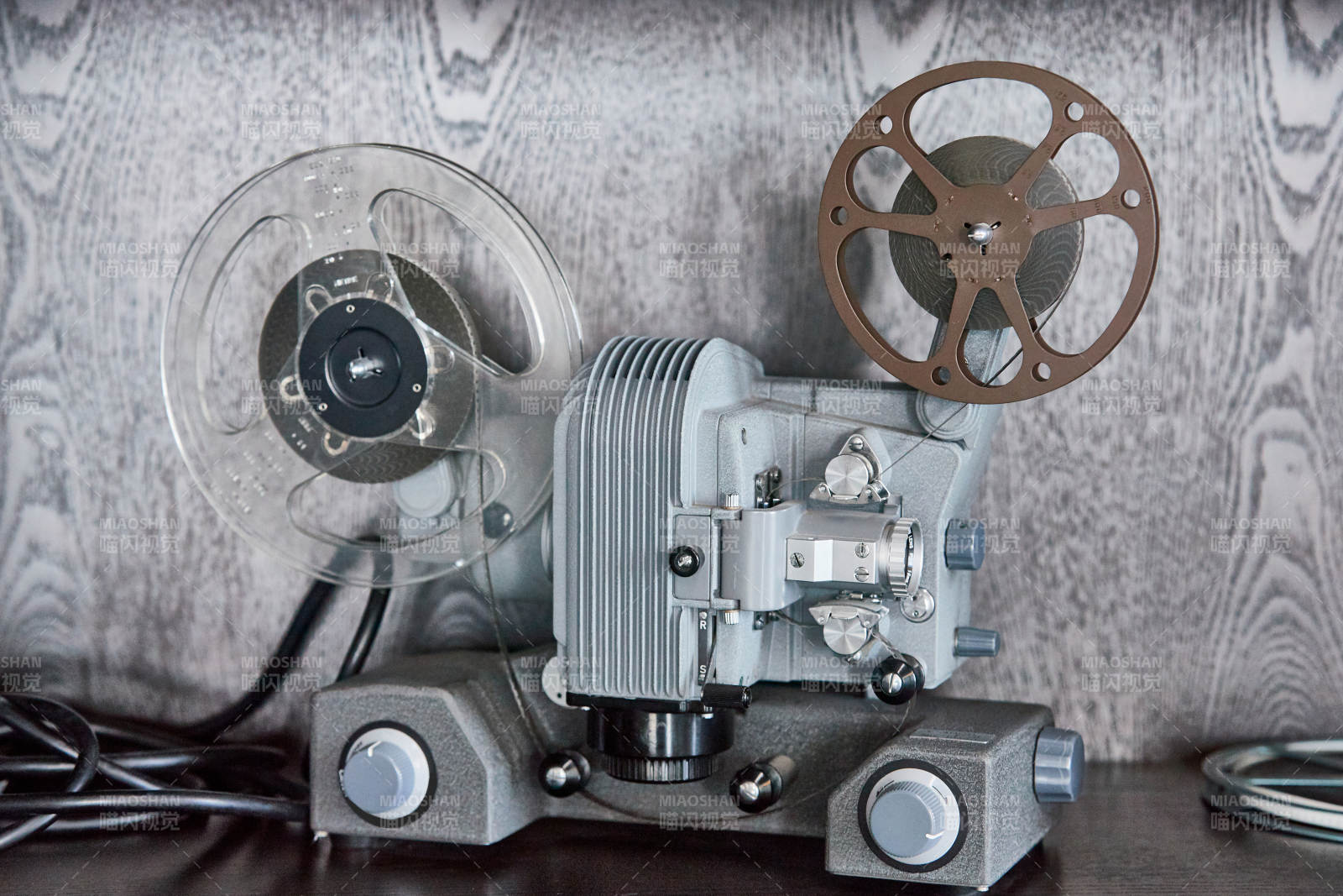 一台复古老式胶片电影放映机外观特写