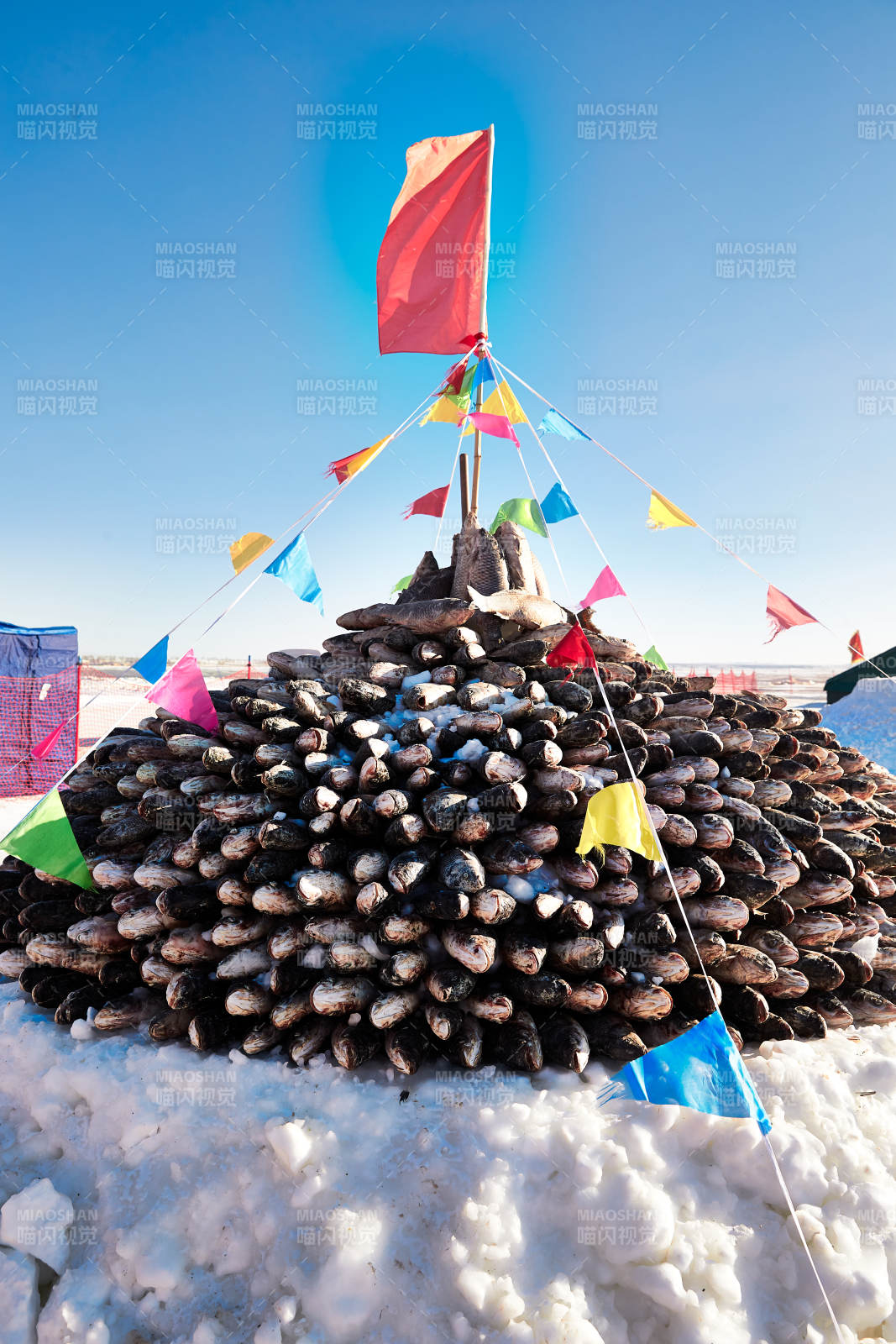 用冬捕野生湖鱼堆积的敖包