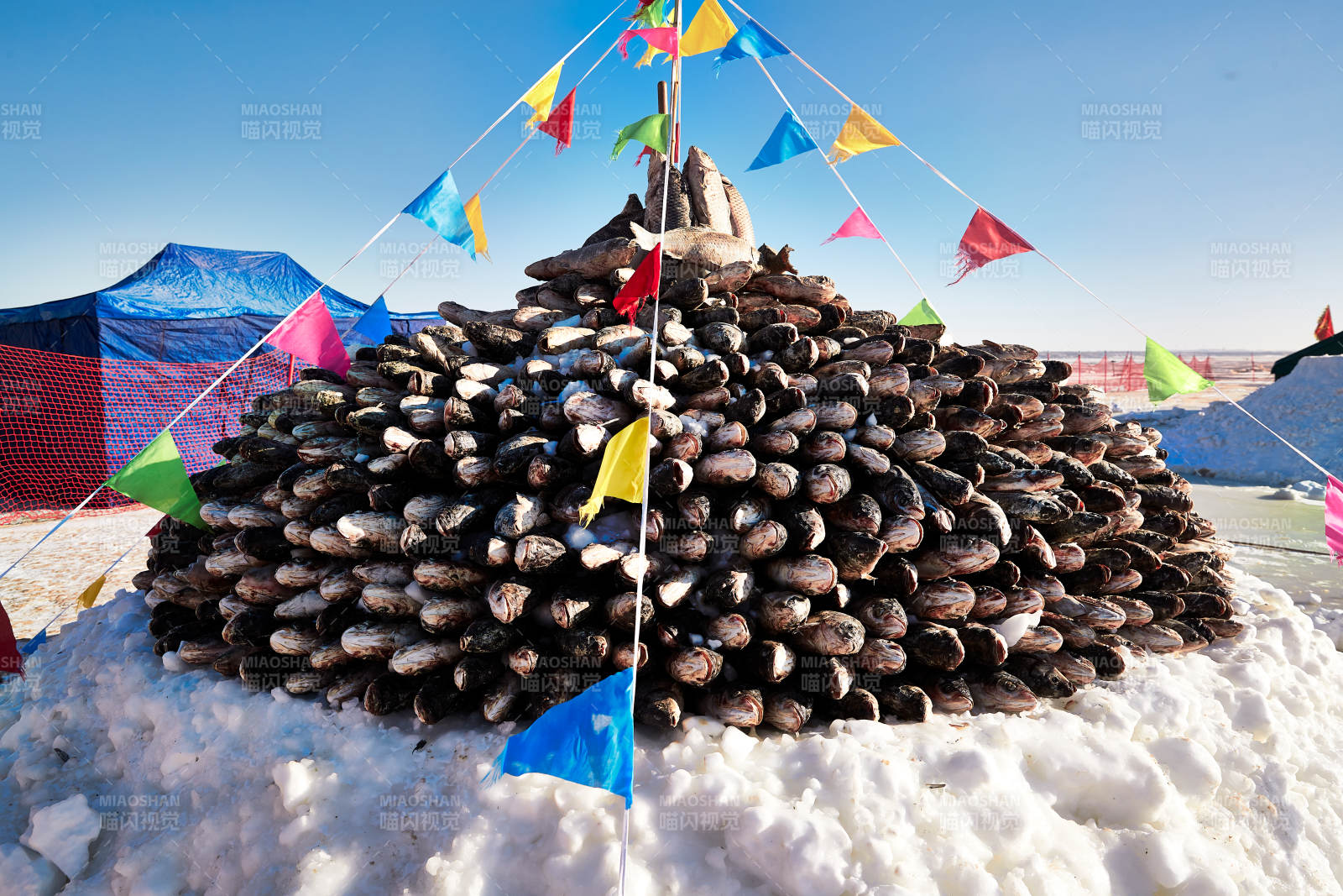 用冬捕野生湖鱼堆积的敖包