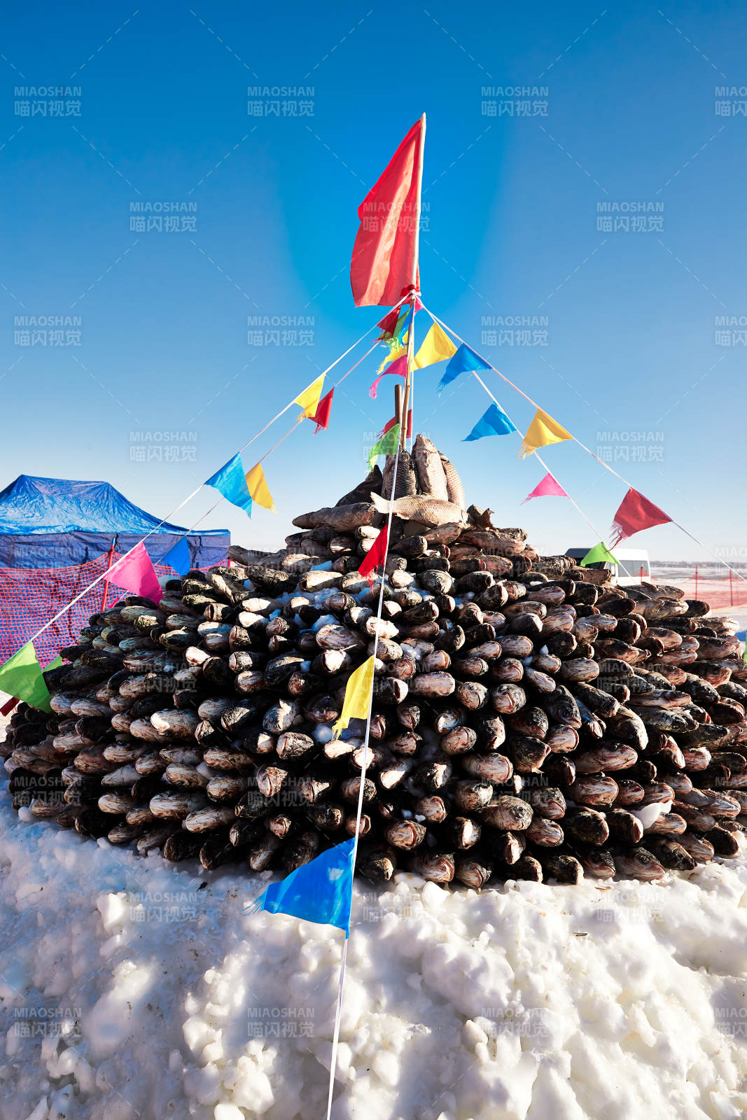 用冬捕野生湖鱼堆积的敖包