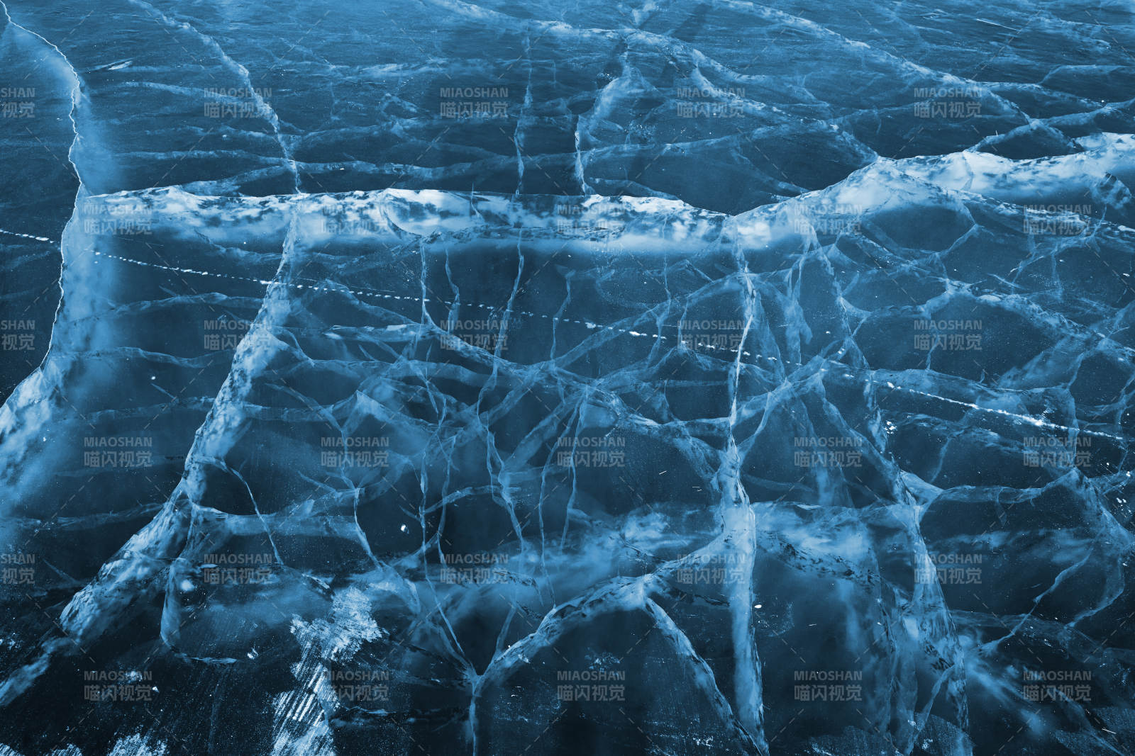 冬天冻结的湖面冰层花纹