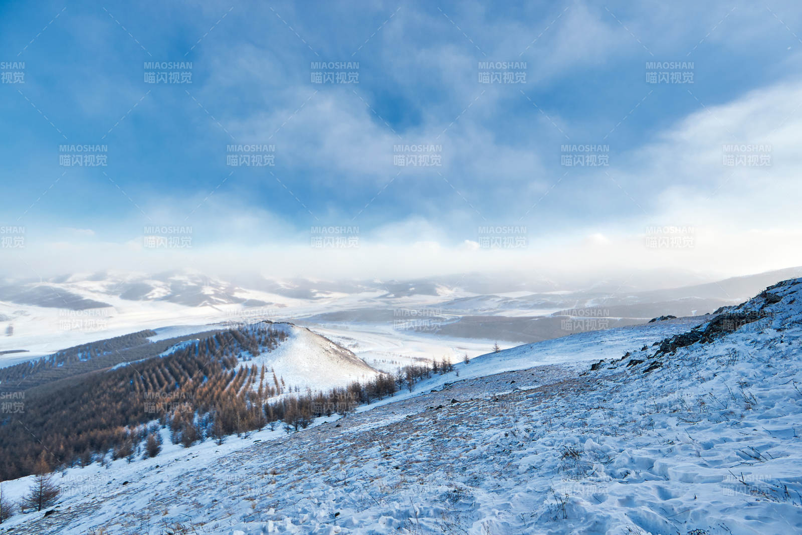 中国河北省张家口地区冬季草原天路景色