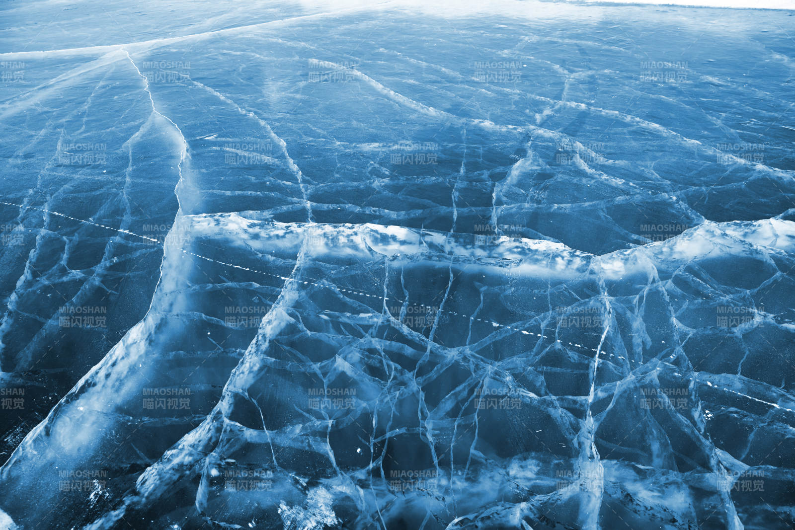 冬天冻结的湖面冰层花纹