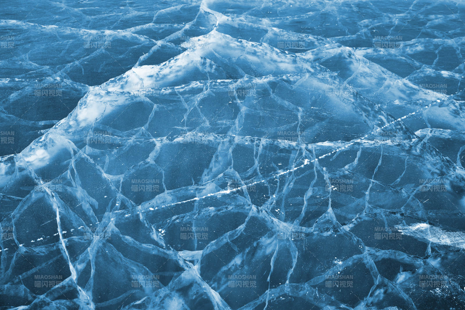 冬天冻结的湖面冰层花纹